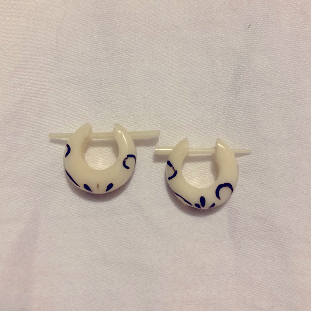 Small Gage Cream Flower Earrings